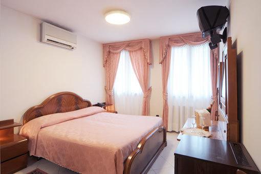 Stella D'Oro Hotel Марано Лагунаре Стая снимка